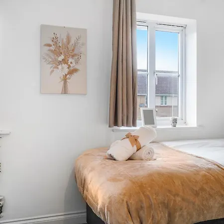 Station & Shops 3Min Walk I Heathrow 15 Mins I X2 Ensuites I Parking X2 Langley Marish Exterior photo