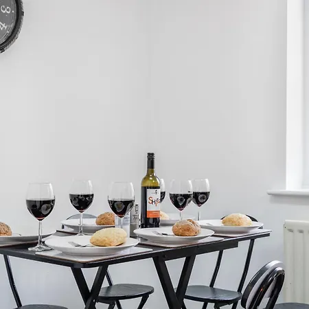 Station & Shops 3Min Walk I Heathrow 15 Mins I X2 Ensuites I Parking X2 Langley Marish Exterior photo