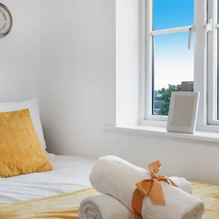 Station & Shops 3Min Walk I Heathrow 15 Mins I X2 Ensuites I Parking X2 Langley Marish Exterior photo