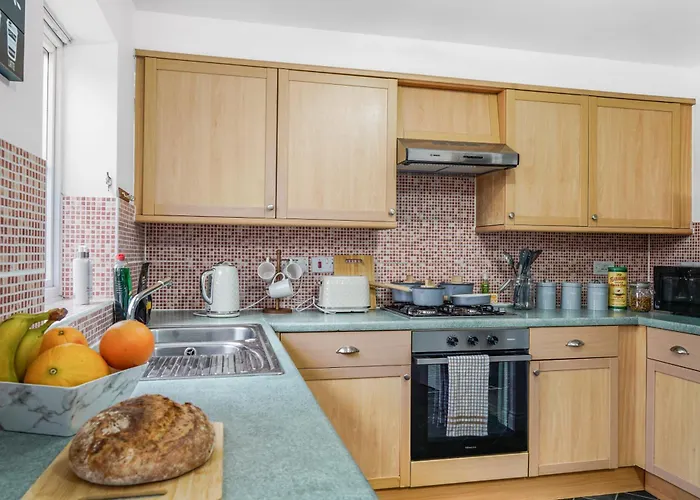 Station & Shops 3Min Walk I Heathrow 15 Mins I X2 Ensuites I Parking X2