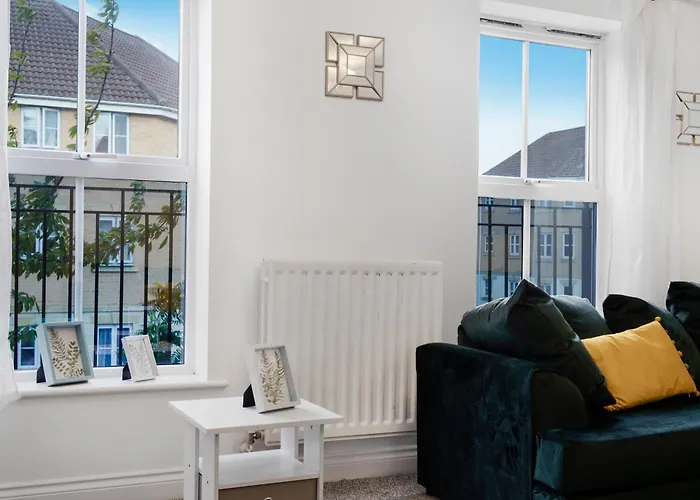 Station & Shops 3Min Walk I Heathrow 15 Mins I X2 Ensuites I Parking X2